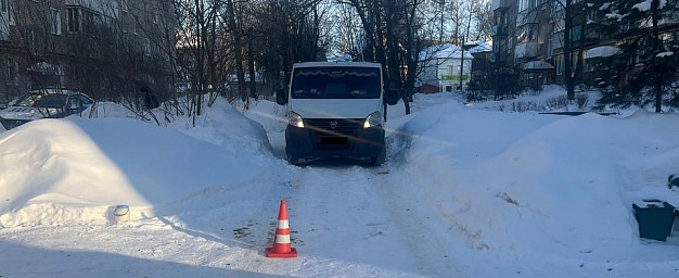 В Шуе сдававший назад «ГАЗ» наехал на пенсионерку